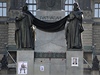 erné sukno na soe sv. Václava na Václavském námstí, kam nadále picházejí lidé uctít památku zesnulého bývalého prezidenta Václava Havla.