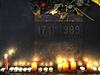 K památníku 17. listopadu 1989 na Národní tíd v Praze pináejí lidé kvtiny a zapalují u nj svíky na poest bývalého prezidenta Václava Havla.