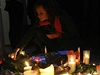 Lidé se svíkami a kvtinami picházejí na Praský hrad uctít památku bývalého prezidenta Václava Havla.