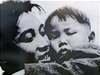 V náruí otce. Malý Kim ong-il na snímku z roku 1946