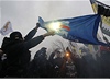 Rutí nacionalisté podpalují vlajku strany Jednotné Rusko.
