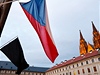 Exprezident Václav Havel zemřel v neděli 18. 12.  ve věku 75 let. Na Pražském hradě byla vyvěšena černá vlajka a lidé přinášeli k jeho vystavenému portrétu květiny.