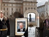 Exprezident Václav Havel zemřel v neděli 18. 12. ve věku 75 let. Na Pražském hradě byla vyvěšena černá vlajka a lidé přinášeli k jeho vystavenému portrétu květiny. 