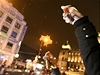 Tisíce lidí přišly zapálit svíčkyna pietní shromáždění za zesnulého exprezidenta Václava Havla na Václavské náměstí v Praze u pomníku sv.Václava.