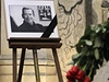 Lidé pináejí kvtiny k rakvi Václava Havla, která je vystavena v Praské kiovatce.