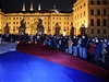 Až na Pražský hrad došli účestníci pietního shromáždění, které se konalo večer k uctění památky Václava Havla.