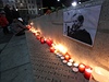 Lidé v Brn zapalovali svíky pod fotografií Václava Havla.