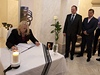 Premiérka Iveta Radiová (vlevo) a dalí lenové slovenské vlády se podepsali do kondolenní knihy k úmrtí Václava Havla vystavené na bratislavském úad vlády. 