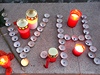 Iniciály Václava Havla vytvořené ze svíček na brněnském náměstí Svobody.