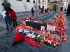 Stovky svíček v pondělí přibyly na improvizoivaných pomníčcích na Moravském náměstí v Brně. 