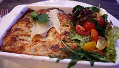Chutné lasagne kazí obloha �erstvého salátu.