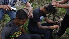 Indoné�tí policisté holí �íra mladým punker�m.