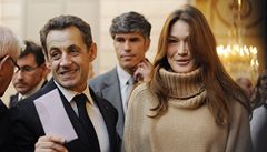 Prezidentský pár rozdával v Elysejském paláci váno�ní dary d�tem.