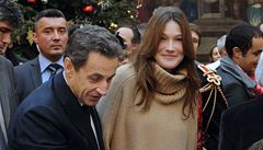 Man�elka prezidenta Nicolase Sarkozyho p�i�la na recepci ve volném svetru bé�ové barvy.