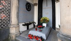 Svíčky hoří i na hrobce rodiny Václava Havla na Vinohradském hřbitově v Praze. | na serveru Lidovky.cz | aktuální zprávy