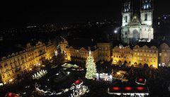 Tradiní vánoní strom na Staromstském námstí v Praze tentokrát pochází z Kladenska. 