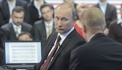 Ruský premiér Vladimir Putin v p�ímém televizním p�enosu debatuje se spoluob�any.