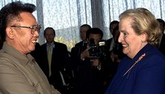 Americká ministryn� zahrani�í Madeleine Albrightová se zdraví s Kimem na snímku z roku 2000