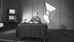 "Na�e vlast se ocitla nad propastí. Dílo mnoha generací, z popele vzty�ený polský d�m se hroutí. Státní struktury p�estávají pracovat. Skomírající hospodá�ství dostává ka�dý den nové rány," za�al projev Jaruzelski. 