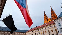 Exprezident Václav Havel zemřel v neděli 18. 12.  ve věku 75 let. Na Pražském hradě byla vyvěšena černá vlajka a lidé přinášeli k jeho vystavenému portrétu květiny. | na serveru Lidovky.cz | aktuální zprávy