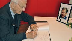 Do kondolen�ní knihy na �eském velvyslanectví v Berlín� se zapsal i bývalý n�mecký prezident a p�ítel zesnulého Václava Havla Richard von Weizsäcker. 