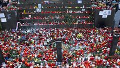 Pod sochou sv. Václava na Václavském námstí v Praze se bhem dvou dn nashromádily tisíce svíek a dalí stále pibývají. 