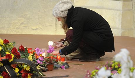 Zástupy lidí se picházely rozlouit se zesnulým Václavem Havlem do odsvceného kostela Praské kiovatky, kde byla vystavena rakev s prezidentovými ostatky.