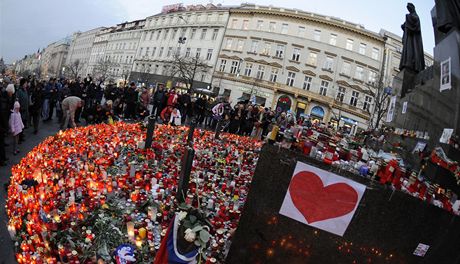Lidé pináeli 20. prosince svíce k soe sv. Václava v centru Prahy, aby uctili památku zesnulého bývalého prezidenta Václava Havla. 