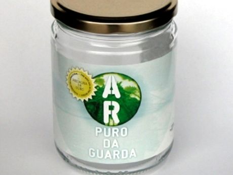 istý vzduch ve sklenné nádobce z portugalského msta Guarda stojí 5 euro.