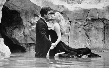 Film Sladký život režiséra Federika Felliniho.