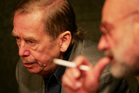 Jan Ruml a Václav Havel ped tiskovou konferencí ke he Odcházení