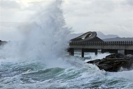 Obí vlny biují silnici v Norsku. 