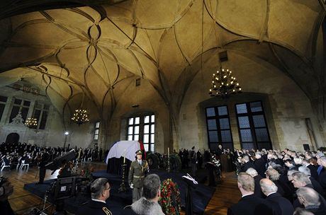 Prezident Václav Klaus pi smutením projevu za svého zemelého pedchdce Václava Havla ve Vladislavském sále Praského hradu. 