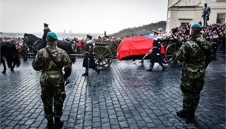 Smutení ceremoniál pevozu rakve Václava Havla do Vladislavského sálu