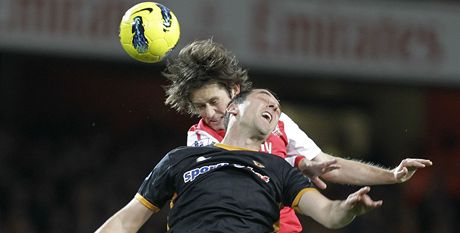 Fotbalista Tomá Rosický z Arsenalu v souboji s Nenadem Milijasem z Wolverhampton v zápase anglické ligy 
