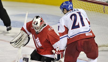 eský hokejový reprezentant do 20 let Petr Straka se na juniorském mistrovství svta marn snaí pekonat kanadského brankáe Scotta Wedgewooda. 