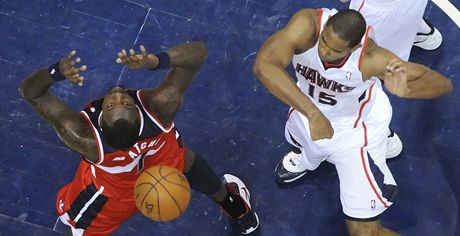 Basketbalista Atlanty Hawks Al Horford (vpravo) blokuje v zápase NBA stelu hráe Washingtonu Wizards Andraye Blatche