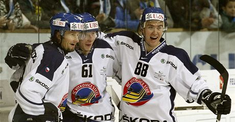 Radost hokejist Vítkovic (zleva) Juraje tefanka, Lukáe Klimka a Tomáe Kudlky po vítzství nad Klotenem ve výcarském Spengler Cupu  