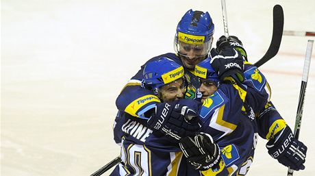 Rytíi Kladno - HC Verva Litvínov, hrái Kladna se radují ze tvrtého gólu, zleva Jason Lepine (autor gólu), Marek Posmyk a Jan Eberle.