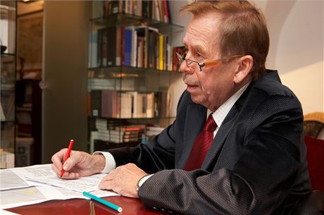 Václav Havel pracuje v kancelái ve Vorilské ulici v dubnu roku 2009. Jeho nejblií spolupracovnicí byla v posledních letech tajemnice Sabina Tanevová.