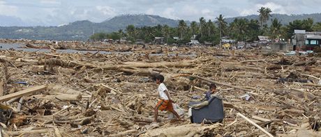 Záplavy na Filipínách, dti procházejí troskami