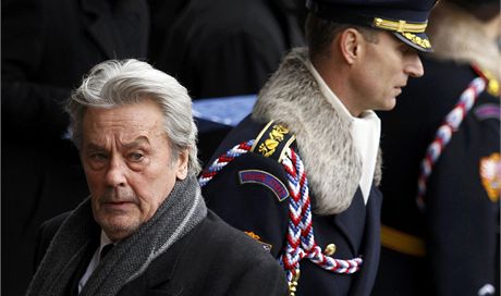 Na Havlv poheb dorazil i francouzsk herec Alain Delon 