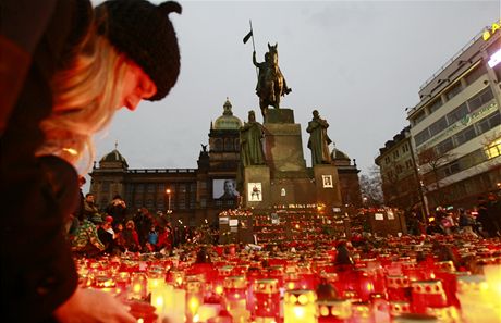 Lidé na Václavské námstí stále pináejí nové svíky a ty starí obnovují.  