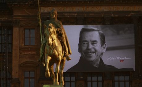 Atmosféra na Václavském námstí. Na budov Národního muzea se objevila fotka Václava Havla.