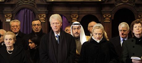 Bývalá ministryn zahranií USA Madeleine Albrightová, bývalý americký prezident Bill Clinton a souasná americká ministryn zahranií Hillary Clintonová na pohbu Václava Havla ve svatovítské katedrále. 