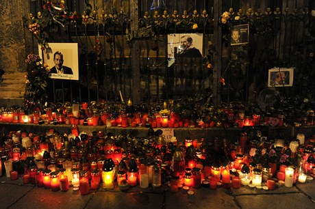Po celý první den státního smutku přicházeli Plzeňanéna náměstí Republiky uctít památku bývalého prezidenta Václava Havla. 