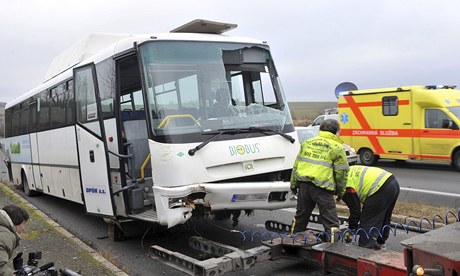 idi autobusu zemel 28. prosince poté, co sjel do píkopu na silnici R7 u Lotoue na Kladensku. Autobusem cestovalo 14 lidí, ti byli lehce zranni. 
