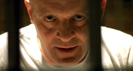 Anthony Hopkins jako rafinovaný kanibal Hannibal Lecter.