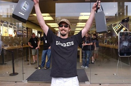 Mám! Mike McDaniel zdvihl vítzn ob ruce s takami nad hlavu poté, co se mu podailo koupit mezi prvními hned dva pístroje iPhone v prodejn firmy Apple ve mst Boulder v Coloradu. 