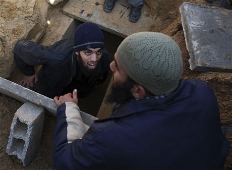 Palestinec v pásmu Gazy pipravuje hrob pro dihádistu, kterého v úterý zabila izraelská armáda. 